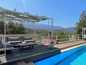 Bazén v ubytování Villa Amvrosia Nr Kalives Crete nebo v jeho okolí