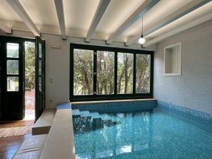 Bazén v ubytování Villa Amvrosia Nr Kalives Crete nebo v jeho okolí