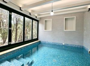 Bazén v ubytování Villa Amvrosia Nr Kalives Crete nebo v jeho okolí