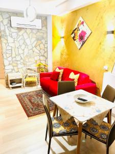 - un salon avec un canapé rouge et une table dans l'établissement Minù house, à Scalea