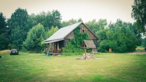 uma pequena cabana no meio de um campo em Uroczysko Grabowiec em Grabowiec