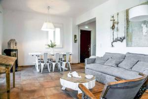 Ruang duduk di Villa Koroni