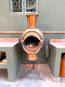 een oranje pot zittend op een stand in een kamer bij Palais Ourikia in Marrakesh