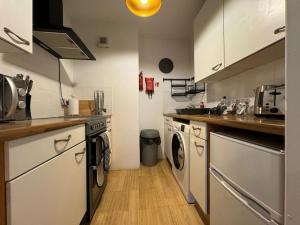 eine Küche mit Waschmaschine und Trockner in der Unterkunft Sea View 2 Bed Apartment No 6 in Ryde