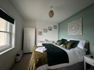ein Schlafzimmer mit einem großen Bett und einem Fenster in der Unterkunft Sea View 2 Bed Apartment No 6 in Ryde