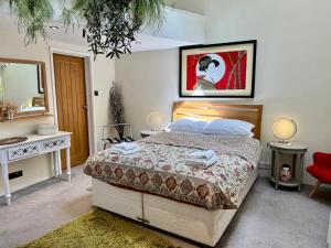 a bedroom with a bed and a mirror at Pass the Keys Delightful Cottage Sydney Gardens private parking in Bath