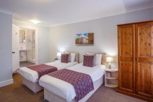 Habitación de hotel con 2 camas y armario en The Buttery en Oxford