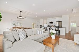 sala de estar y cocina con sofá y mesa en Touchstone Resort en Bracebridge