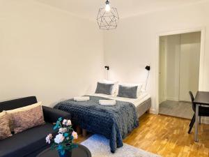Un pat sau paturi într-o cameră la Stay Inn Söder Cozy apartment