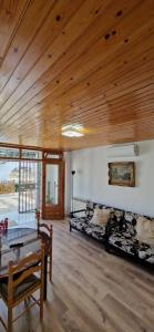 a room with two beds and a wooden ceiling at Apartamento en L´Ampolla in L'Ampolla