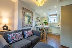 salon z kanapą i kuchnią w obiekcie Middlethorpe Manor - No 3 w mieście York