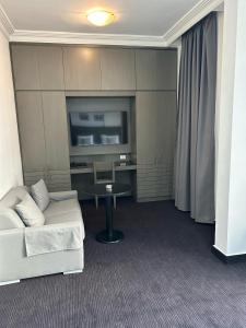 uma sala de estar com um sofá e uma televisão em Bel Azur Hotel - Resort em Jounieh