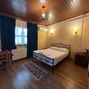 sypialnia z dużym łóżkiem w pokoju w obiekcie Şirvani Konağı w mieście Gaziantep