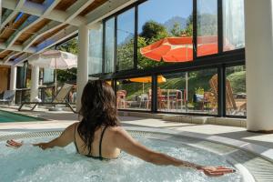 Eine Frau in einem Schwimmbad in einem Resort. in der Unterkunft Big Sky Hotel in Chamonix-Mont-Blanc