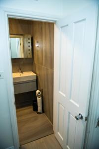 a bathroom with a sink and a mirror at Newly Refurbished - Affordable Four Bedroom Semi-Detached House Near Luton Airport and Luton Hospital in Luton