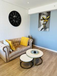 sala de estar con sofá y mesa en Sandton Serenity: UltimateGetaway 2, en Johannesburgo