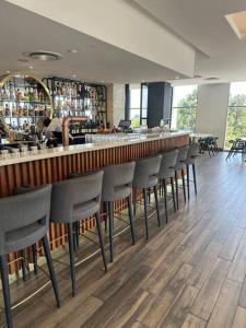 un bar con una fila de sillas en un restaurante en Sandton Serenity: UltimateGetaway 2, en Johannesburgo