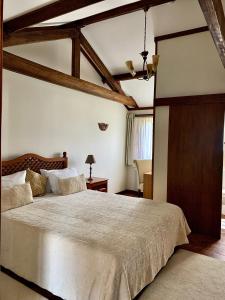 een slaapkamer met een groot bed in een kamer bij Casa Da Noquinhas in Bunheiro