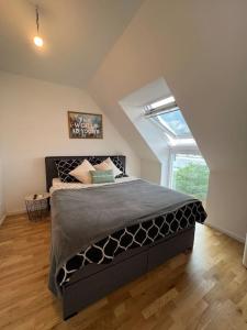 ein Schlafzimmer mit einem Bett und einem großen Fenster in der Unterkunft Modernes & stillvolles Apartment in Wien