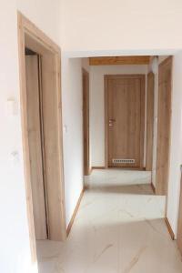 una habitación vacía con una puerta de madera en una habitación en Domky Štěpán Dobré Pole - B, en Dobré Pole