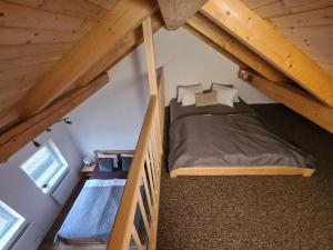 Dormitorio pequeño en el ático con cama en el ático en Domky Štěpán Dobré Pole - B, en Dobré Pole