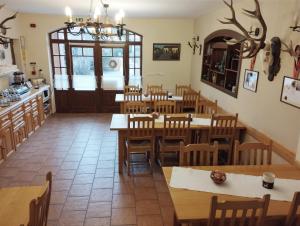 ヴィッラーニにあるEckhardt Vendégházのテーブルと椅子のあるレストラン、キッチンが備わります。