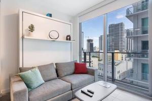 Posezení v ubytování Explore Miami's Heat - Cozy Studio POOL & GYM