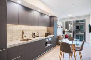 Kuchyň nebo kuchyňský kout v ubytování Explore Miami's Heat - Cozy Studio POOL & GYM