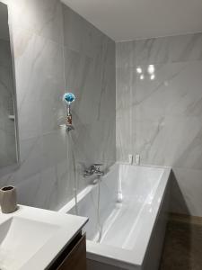 Baño blanco con bañera y lavamanos en villa vue mer cinq chambres Les terrasses des Collines en Le Cannet