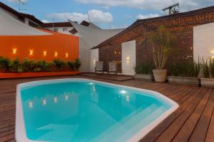 - une piscine sur une terrasse à côté d'un bâtiment dans l'établissement Valencia Hotel Natal, à Natal
