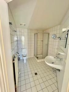 łazienka z toaletą i umywalką w obiekcie MY HOME Studio, kitchen, WIFI w mieście Chemnitz