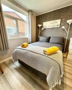 sypialnia z łóżkiem z 2 żółtymi poduszkami w obiekcie 247a South Shore w mieście Bridlington