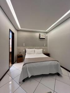 1 dormitorio con 1 cama grande en una habitación en Pousada Farol dos Borbas, en Abraão