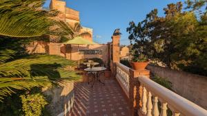d'une terrasse avec une table et un parasol sur le balcon. dans l'établissement Casa Monte Victoria, à Malaga