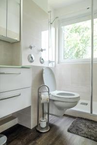 baño blanco con aseo y ventana en Ferienwohnung FANNYS, en Bad Sachsa