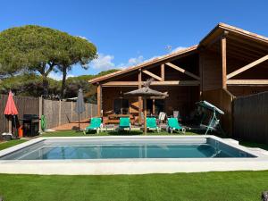 una casa con piscina en el patio en Villas Magnolia y Brezo, en Chiclana de la Frontera