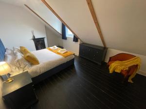 En eller flere senge i et værelse på Large Beautiful Luxury City Centre Apartment on On Mill Rd - Walk to Station and City Centre