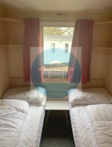 Ένα ή περισσότερα κρεβάτια σε δωμάτιο στο Affordable Caravan Holidays Butlins Minehead +11 φωτογραφίες