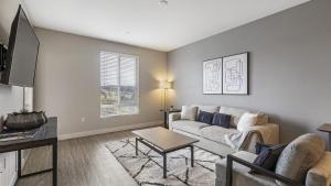 - un salon avec un canapé et une table dans l'établissement Landing Modern Apartment with Amazing Amenities (ID5374X57), à San Diego