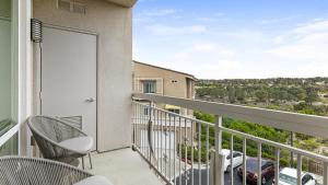- un balcon avec vue sur une voiture dans l'établissement Landing Modern Apartment with Amazing Amenities (ID5374X57), à San Diego