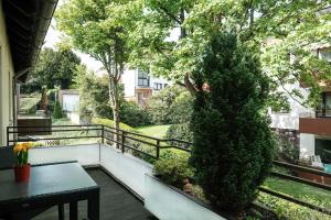 - Balcón con mesa y árbol en Ferienwohnung FANNYS, en Bad Sachsa