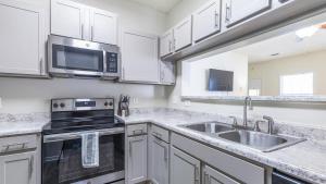 Køkken eller tekøkken på Landing Modern Apartment with Amazing Amenities (ID9136X49)