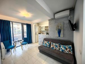 a living room with a couch and a table at Apartament Ella D25 Mackerel in Mamaia Sat/Năvodari