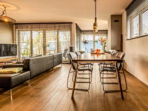 Un comedor y una sala de estar con mesa y sillas. en NOVA Houseboat DELUXE Free Bikes, en Ámsterdam