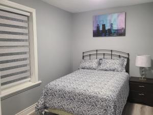 Schlafzimmer mit einem Bett und einem Fenster in der Unterkunft Spacious room in downtown Ottawa. Room #1 in Ottawa