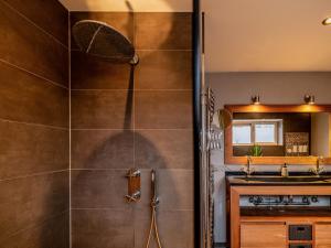 un baño con ducha y lavabo en NOVA Houseboat DELUXE Free Bikes, en Ámsterdam 18 fotos más