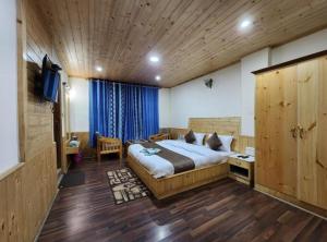 Säng eller sängar i ett rum på The Himalayan Sukoon Villa