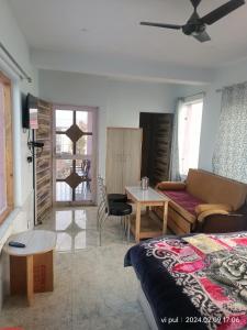 1 dormitorio con cama, sofá y mesa en Hotel heavenly heights, en Dhanaulti