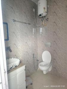 een badkamer met een douche, een toilet en een wastafel bij Hotel heavenly heights in Dhanaulti