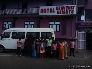 um grupo de pessoas em pé em frente a um hotel em Hotel heavenly heights em Dhanaulti